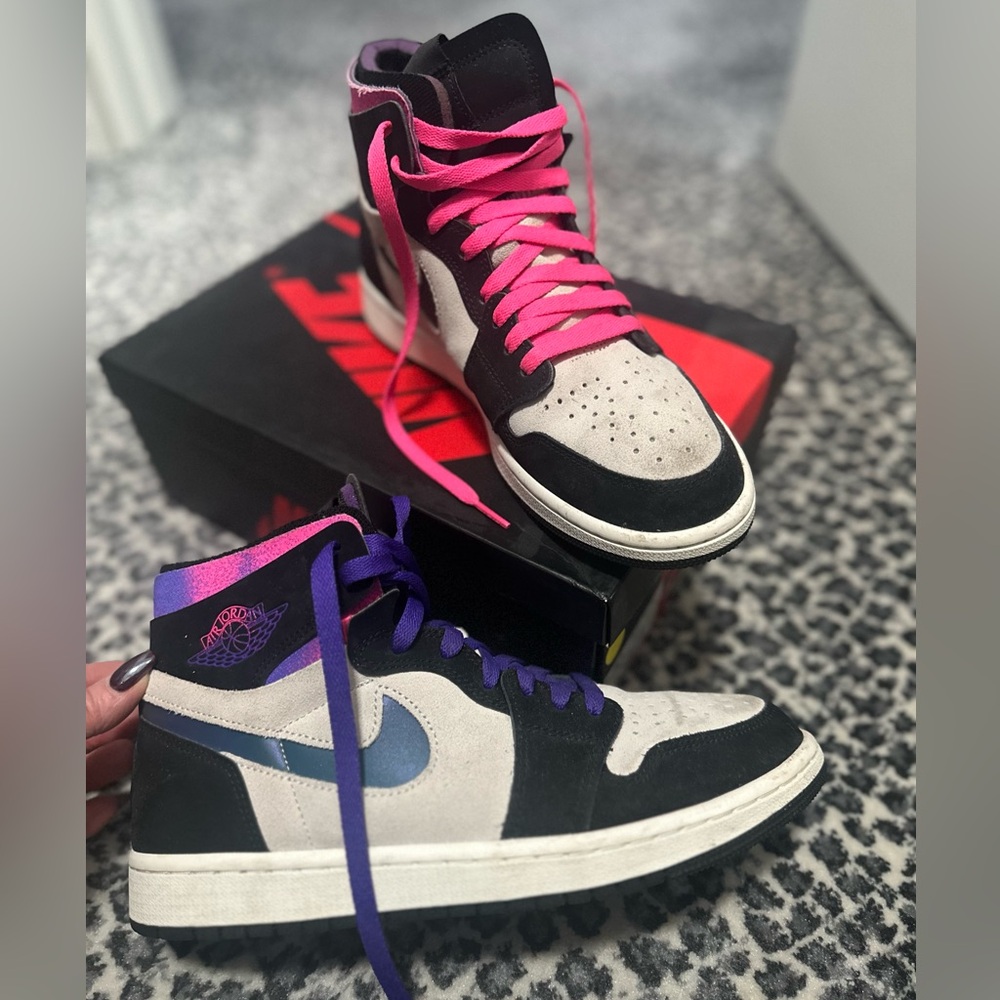 Jordan 1 Retro High UNC Patent
Colorway obsidian/Blue Chill-white